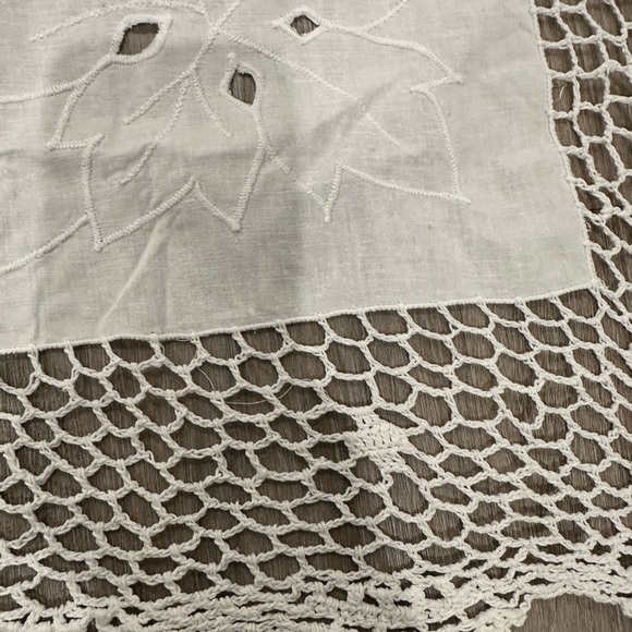 Elegant White Lace Tablecloth - Picture 6 of 9